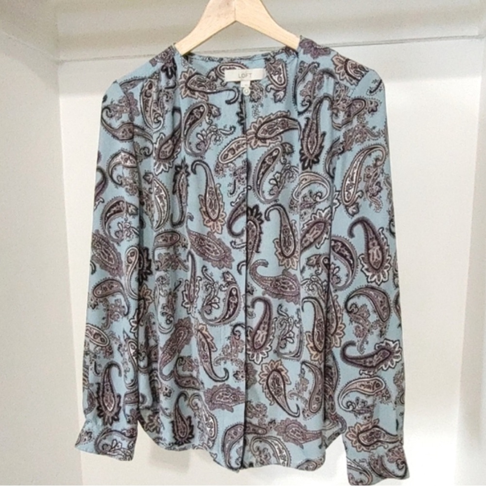 LOFT BEAUTIFUL BLUE PAISLEY BLOUSE SOPHISTICATED DRESSED UP OR WITH JEANS - Picture 2 of 7